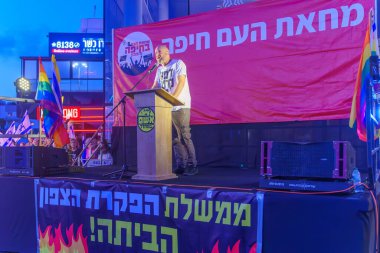 Hayfa, İsrail - 13 Temmuz 2024: Aktivist İtamar Kremer, hükümete karşı düzenlenen protesto yürüyüşü kapsamında kalabalığa sesleniyor, Hayfa, İsrail