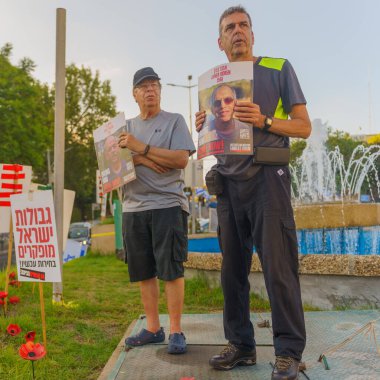 Hayfa, İsrail - 17 Temmuz 2024: Çeşitli tabelaları ve bayrakları olan insanlar, ABD 'ye gitmeden önce rehine anlaşması çağrısında bulunarak hükümete karşı düzenlenen bir protestoya katıldılar. Hayfa, İsrail