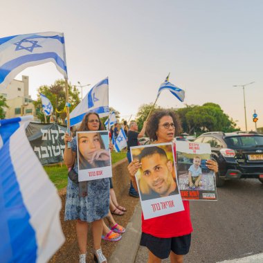 Hayfa, İsrail - 17 Temmuz 2024: Çeşitli tabelaları ve bayrakları olan insanlar, ABD 'ye gitmeden önce rehine anlaşması çağrısında bulunarak hükümete karşı düzenlenen bir protestoya katıldılar. Hayfa, İsrail