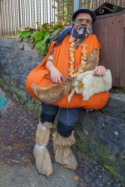 Schignano, İtalya - 18 Şubat 2023: Geleneksel Schignano, Como Gölü, Lombardy Gölü, Kuzey İtalya karnavalı kapsamında geleneksel kostüm ve maske katılımcıları