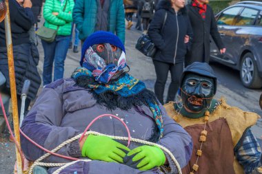 Schignano, İtalya - 18 Şubat 2023: Geleneksel Schignano, Como Gölü, Lombardy Gölü, Kuzey İtalya karnavalı kapsamında geleneksel kostüm ve maske katılımcıları