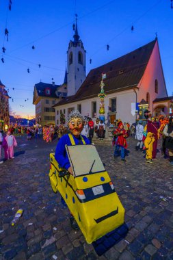 Lucerne, İsviçre - 20 Şubat 2023: St. Peter Şapeli 'nin yakınındaki Fasnacht Karnavalı' nın bir parçası olan Lucerne (Luzern), İsviçre