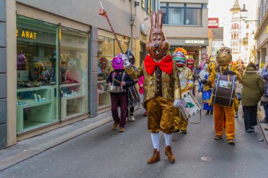 Lucerne, İsviçre - 20 Şubat 2023: Kostüm giymiş müzisyenler ve Fasnacht Karnavalı 'nın bir parçası olan kalabalık, İsviçre' nin başkenti Lucerne 'de yürüyüşe geçti.