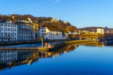 Spreuer Köprüsü ve Reuss Nehri manzarası, diğer binalar, yerliler ve ziyaretçiler, Lucerne (Luzern), İsviçre