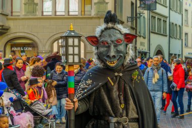 Lucerne, İsviçre - 21 Şubat 2023: Fasnacht Karnavalı 'nda (Luzern), İsviçre' de, bazıları kostümlü, katılımcı ve diğerleriyle dolu sokaklar
