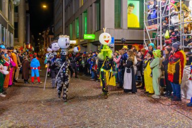 Lucerne, İsviçre - 21 Şubat 2023: Fasnacht Karnavalı 'nın İsviçre' deki (Luzern) son gece geçit töreninde kostümlü insanlar yer aldı.