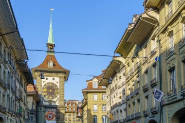 Bern, İsviçre - 24 Şubat 2023: Zytglogge saat kulesiyle birlikte İsviçre 'nin Bern şehrinde Kramgasse caddesinin görüntüsü