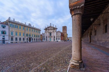 Mantua, İtalya - 27 Şubat 2023: Mantua (Mantova), Lombardiya, Kuzey İtalya 'daki Piazza Sordello' nun yerel anıt ve iş yerleri, yerli halk ve ziyaretçilerle manzarası