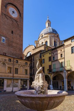 Mantua, İtalya - 28 Şubat 2023: Mantua, Lombardy, Kuzey İtalya 'daki Piazza Sordello' nun yerel anıtları ve iş yerlileri ve ziyaretçileri ile birlikte manzarası