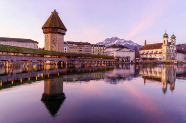 Chapel Köprüsü 'nün, Aziz Francis Cavier Kilisesi' nin ve Lucerne 'deki Reuss Nehri' nin (Luzern) gündoğumu manzarası, İsviçre