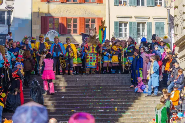 Lucerne, İsviçre - 20 Şubat 2023: Fasnacht Karnavalı 'nın bir parçası olan kalabalık için İsviçre' nin Lucerne şehrinde kostümlü müzisyenler çalacak.