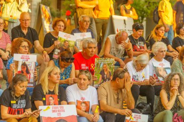 Hayfa, İsrail - 18 Temmuz 2024: Rehine aileleri, Hayfa, İsrail 'e destek toplantısına kalabalık katıldı