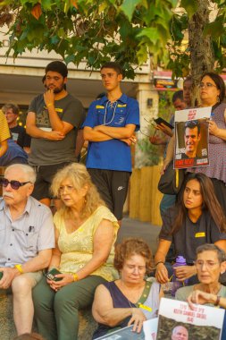 Hayfa, İsrail - 18 Temmuz 2024: Rehine aileleri, Hayfa, İsrail 'e destek toplantısına kalabalık katıldı