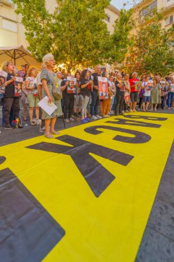 Hayfa, İsrail - 18 Temmuz 2024: Hila Harari, rehinelerin aileleri Hayfa, İsrail 'e destek için kalabalıkla birlikte şarkı söylüyor.