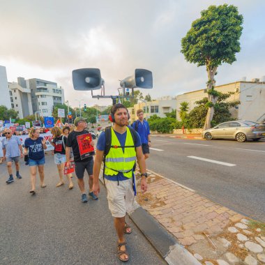 Hayfa, İsrail - 20 Temmuz 2024: İnsanlar Hayfa, İsrail 'deki bir protesto yürüyüşüne katılıyor