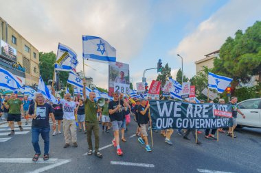 Hayfa, İsrail - 20 Temmuz 2024: Bir protesto yürüyüşü sahnesi, hükümete karşı, insanların katıldığı, çeşitli tabelalar ve bayraklarla yeni seçimler çağrısında bulundu. Hayfa, İsrail