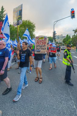 Hayfa, İsrail - 20 Temmuz 2024: Bir protesto yürüyüşü sahnesi, hükümete karşı, insanların katıldığı, çeşitli tabelalar ve bayraklarla yeni seçimler çağrısında bulundu. Hayfa, İsrail