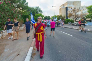 Hayfa, İsrail - 20 Temmuz 2024: Bir protesto yürüyüşü sahnesi, hükümete karşı, insanların katıldığı, çeşitli tabelalar ve bayraklarla yeni seçimler çağrısında bulundu. Hayfa, İsrail