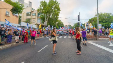 Hayfa, İsrail - 20 Temmuz 2024: Bir protesto yürüyüşü sahnesi, hükümete karşı, insanların katıldığı, çeşitli tabelalar ve bayraklarla yeni seçimler çağrısında bulundu. Hayfa, İsrail
