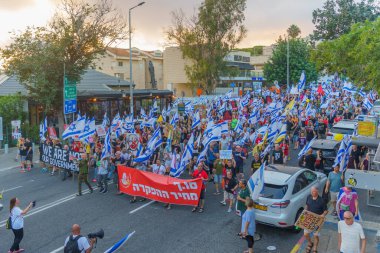 Hayfa, İsrail - 20 Temmuz 2024: Bir protesto yürüyüşü sahnesi, hükümete karşı, insanların katıldığı, çeşitli tabelalar ve bayraklarla yeni seçimler çağrısında bulundu. Hayfa, İsrail