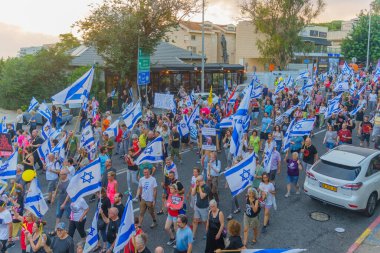 Hayfa, İsrail - 20 Temmuz 2024: Bir protesto yürüyüşü sahnesi, hükümete karşı, insanların katıldığı, çeşitli tabelalar ve bayraklarla yeni seçimler çağrısında bulundu. Hayfa, İsrail