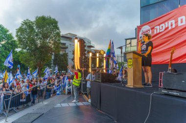 Hayfa, İsrail - 20 Temmuz 2024: Protesto lideri Rotem Perelman - Farhi, hükümete karşı düzenlenen protesto mitinginin bir parçası olan Hayfa, İsrail