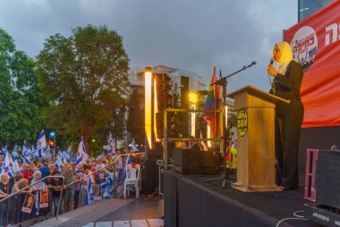 Hayfa, İsrail - 20 Temmuz 2024: Sumaya Bashir, hükümete, Hayfa, İsrail 'e karşı düzenlenen bir protesto mitinginde kalabalığa sesleniyor