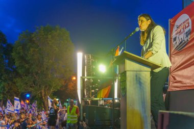 Hayfa, İsrail - 20 Temmuz 2024: Knesset Üyesi Efrat Rayten Marom, İsrail hükümetine karşı düzenlenen bir protesto mitinginde kalabalığa sesleniyor