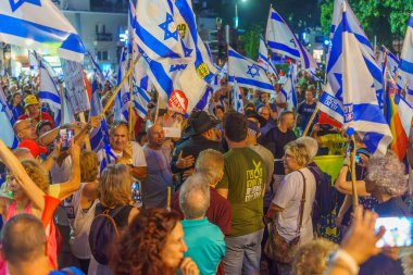 Hayfa, İsrail - 20 Temmuz 2024: Polis Habad 'ı protesto kalabalığında kışkırtıcı bir şekilde ele aldı, hükümet, Hayfa, İsrail' e karşı düzenlenen protesto mitinginde