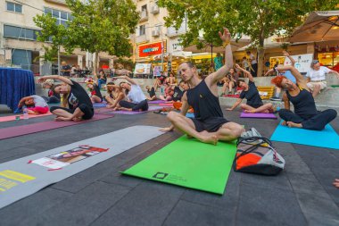 Hayfa, İsrail - 24 Temmuz 2024: İnsanlar Hamas tarafından rehin tutulan yoga eğitmeni Carmel Gat 'i anmak için bir Yoga seansına katıldı. Carmel Merkezi, Hayfa, İsrail