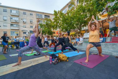 Hayfa, İsrail - 24 Temmuz 2024: İnsanlar Hamas tarafından rehin tutulan yoga eğitmeni Carmel Gat 'i anmak için bir Yoga seansına katıldı. Carmel Merkezi, Hayfa, İsrail
