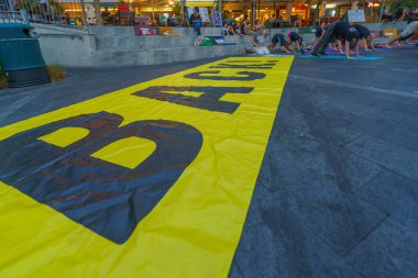 Hayfa, İsrail - 24 Temmuz 2024: İnsanlar Hamas tarafından rehin tutulan yoga eğitmeni Carmel Gat 'i anmak için bir Yoga seansına katıldı. Carmel Merkezi, Hayfa, İsrail
