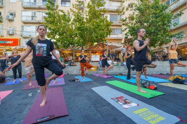 Hayfa, İsrail - 24 Temmuz 2024: İnsanlar Hamas tarafından rehin tutulan yoga eğitmeni Carmel Gat 'i anmak için bir Yoga seansına katıldı. Carmel Merkezi, Hayfa, İsrail
