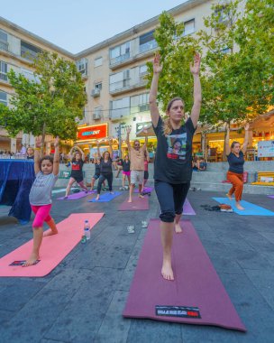 Hayfa, İsrail - 24 Temmuz 2024: İnsanlar Hamas tarafından rehin tutulan yoga eğitmeni Carmel Gat 'i anmak için bir Yoga seansına katıldı. Carmel Merkezi, Hayfa, İsrail