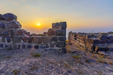 Haçlı gemisi Belvoir Kalesi 'nin (Kochav HaYarden, Ürdün Yıldızı) gündoğumu manzarası, şimdi bir milli park ve Ürdün Vadisi manzarası. Kuzey İsrail