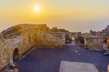 Belvoir Kalesi 'nin (Kochav HaYarden, Ürdün Yıldızı) harabelerinin manzarası, şimdi bir ulusal park, Kuzey İsrail