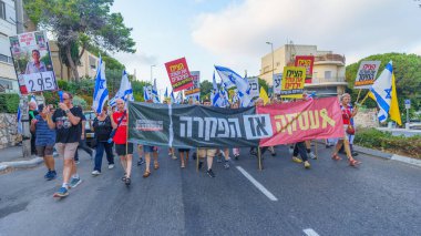 Hayfa, İsrail - 27 Temmuz 2024: Hükümete karşı bir protesto yürüyüşü sahnesi, insanların katıldığı, çeşitli tabelalar ve bayraklarla yeni seçimler çağrısında bulundu. Hayfa, İsrail