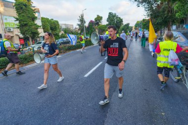 Hayfa, İsrail - 27 Temmuz 2024: Hükümete karşı bir protesto yürüyüşü sahnesi, insanların katıldığı, çeşitli tabelalar ve bayraklarla yeni seçimler çağrısında bulundu. Hayfa, İsrail