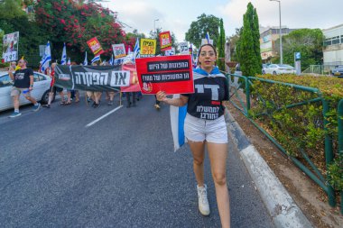 Hayfa, İsrail - 27 Temmuz 2024: Hükümete karşı bir protesto yürüyüşü sahnesi, insanların katıldığı, çeşitli tabelalar ve bayraklarla yeni seçimler çağrısında bulundu. Hayfa, İsrail