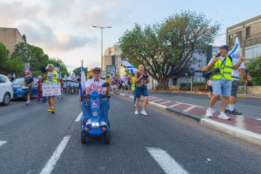 Hayfa, İsrail - 27 Temmuz 2024: Hükümete karşı bir protesto yürüyüşü sahnesi, insanların katıldığı, çeşitli tabelalar ve bayraklarla yeni seçimler çağrısında bulundu. Hayfa, İsrail