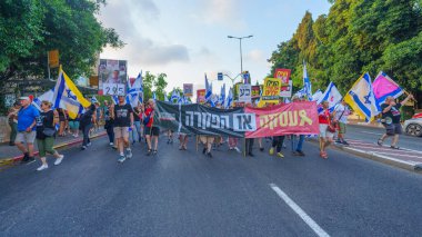 Hayfa, İsrail - 27 Temmuz 2024: Hükümete karşı bir protesto yürüyüşü sahnesi, insanların katıldığı, çeşitli tabelalar ve bayraklarla yeni seçimler çağrısında bulundu. Hayfa, İsrail