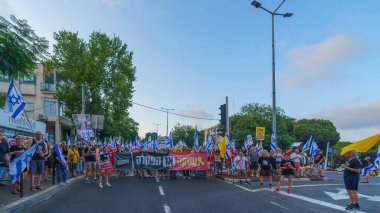 Hayfa, İsrail - 27 Temmuz 2024: Hükümete karşı bir protesto yürüyüşü sahnesi, insanların katıldığı, çeşitli tabelalar ve bayraklarla yeni seçimler çağrısında bulundu. Hayfa, İsrail