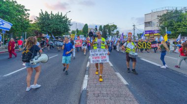 Hayfa, İsrail - 27 Temmuz 2024: Hükümete karşı bir protesto yürüyüşü sahnesi, insanların katıldığı, çeşitli tabelalar ve bayraklarla yeni seçimler çağrısında bulundu. Hayfa, İsrail