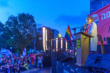 Hayfa, İsrail - 27 Temmuz 2024: Dr. Miri Mizrahi Reuveni, İsrail hükümetine karşı düzenlenen bir protesto yürüyüşü kapsamında kalabalığa sesleniyor