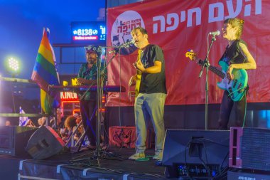 Hayfa, İsrail - 27 Temmuz 2024: Yuval Mendelson ve grubu, hükümete, Hayfa, İsrail 'e karşı düzenlenen bir protesto mitinginde kalabalığa şarkı söylediler