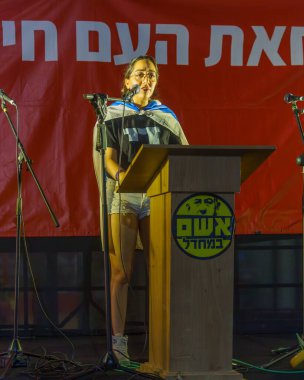 Hayfa, İsrail - 27 Temmuz 2024: Naomi Yarkoni, hükümete, Hayfa, İsrail 'e karşı düzenlenen bir protesto yürüyüşü kapsamında kalabalığa sesleniyor