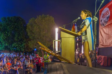 Hayfa, İsrail - 27 Temmuz 2024: Naomi Yarkoni, hükümete, Hayfa, İsrail 'e karşı düzenlenen bir protesto yürüyüşü kapsamında kalabalığa sesleniyor