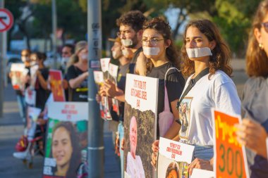 Hayfa, İsrail - 01 Ağustos 2024: Rehineler, Hayfa, İsrail 'e destek vermek amacıyla ağzı kapalı insanlar, rehine posteri ve diğer işaretler