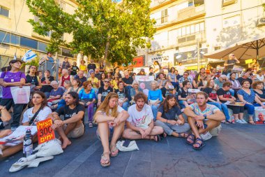 Hayfa, İsrail - 01 Ağustos 2024: Çeşitli tabelaları olan bir kalabalık 300 gün sürecek rehine aileleri için düzenlenen destek toplantısına katıldı, Hayfa, İsrail