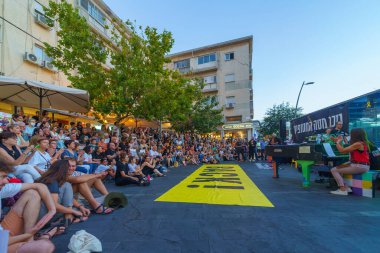 Hayfa, İsrail - 01 Ağustos 2024: Çeşitli tabelaları olan bir kalabalık 300 gün sürecek rehine aileleri için düzenlenen destek toplantısına katıldı, Hayfa, İsrail